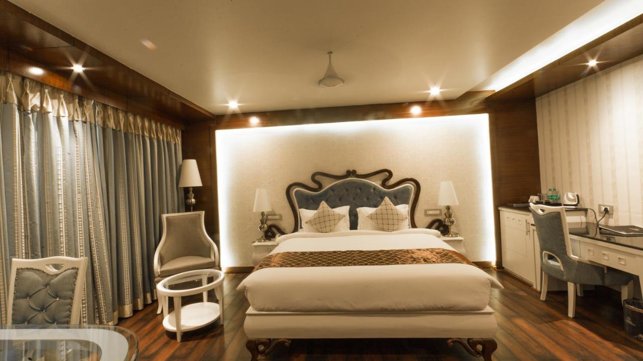 Costa Riviera Hotel Varanasi Exterior photo